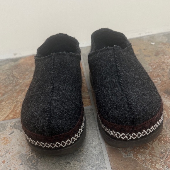 Ugg Refelt Cozy Black Shoes size 8 - Picture 2 of 6